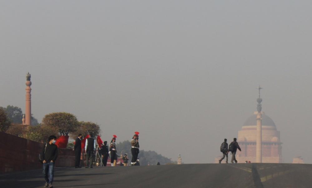 The Weekend Leader - Delhi-NCR wakes up to hazy morning, marginally improved air quality